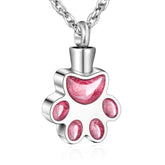 Collier urne abooxiu avec empreinte patte porté près du cœur