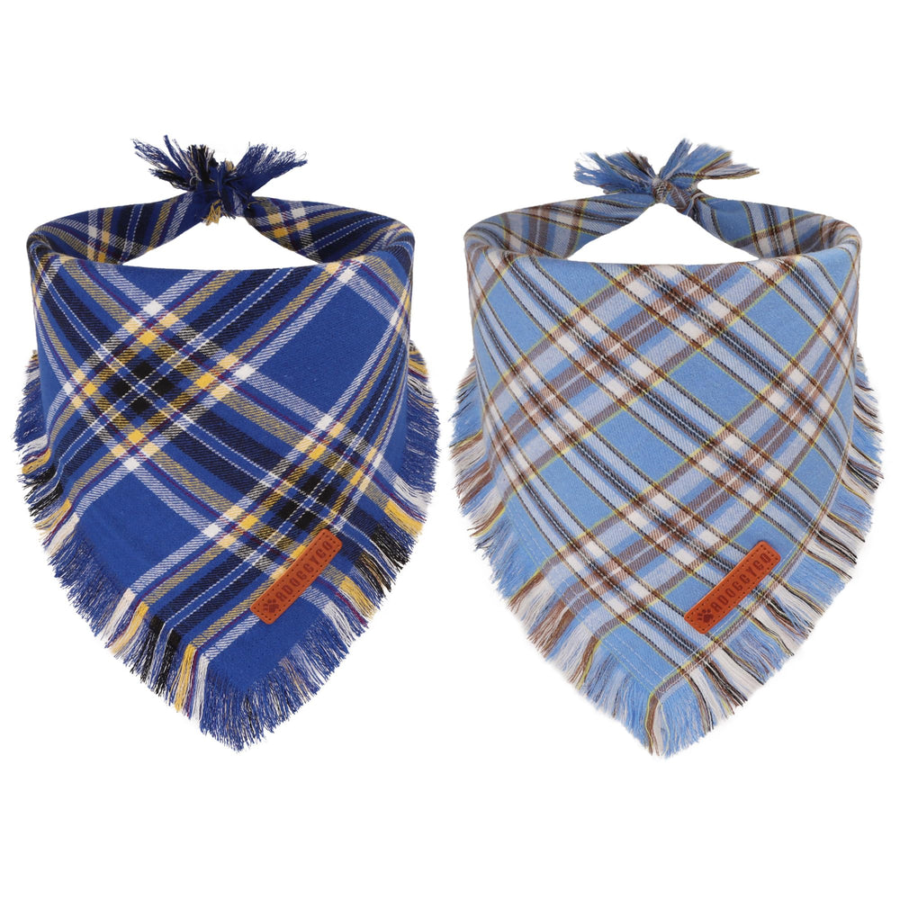 Bandana ADOGGYGO bleu carreaux franges porté par chien pour un look chic.