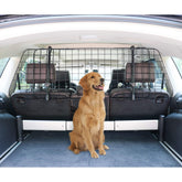 Barrière pour chien Amazon Basics reglable, sécurité accrue lors des trajets.