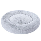 Amazon Basics lit donut en peluche gris pour chien offrant un cadre douillet.