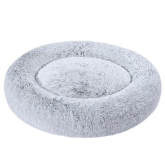 Amazon Basics lit donut en peluche gris pour chien offrant un cadre douillet.
