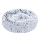 Amazon Basics lit donut gris en fausse fourrure pour chien.