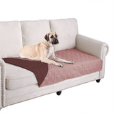 Housse imperméable Ameritex sur canapé avec chien, protège contre les taches et les éclaboussures.