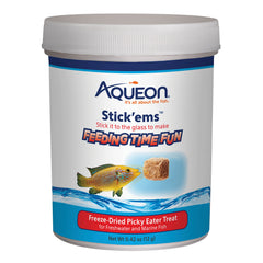 Aqueon Stick’ems fixé au bord du bac pour un repas interactif.