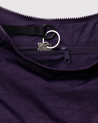 BAGGU Sac Crescent Fig – intérieur avec attache-cle, pratique pour les essentiels.