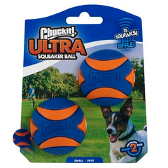 Chuckit! Ultra, balle orange et bleue, facilement repérable pendant les sessions.