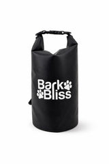 Porte-sacs crottes BarkBliss en action lors d'une promenade, pratique et propre.