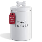 Pot Barnyard Designs pour friandises chien hermétique sur le comptoir, garde fraîcheur.