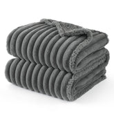 Couverture Bedsure ComfyFleece imperméable pour chien moyen, protège le mobilier lors des jeux.
