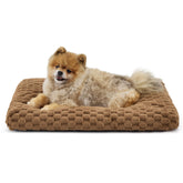 Lit Bedsure pour chien dans une cage, douceur enveloppante et sécurité.