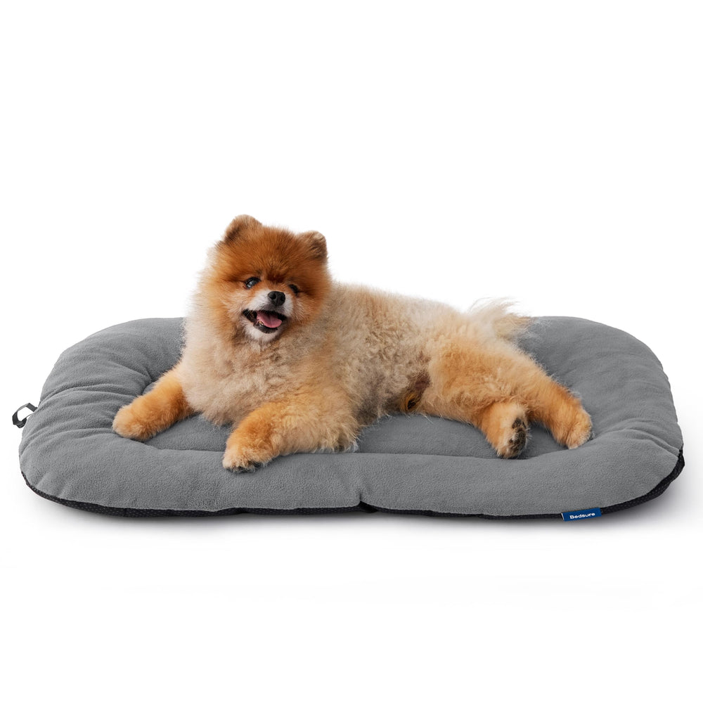 Bedsure-tapis-crate-anti-glissant assure une stabilité accrue pour petit chien dans sa cage.