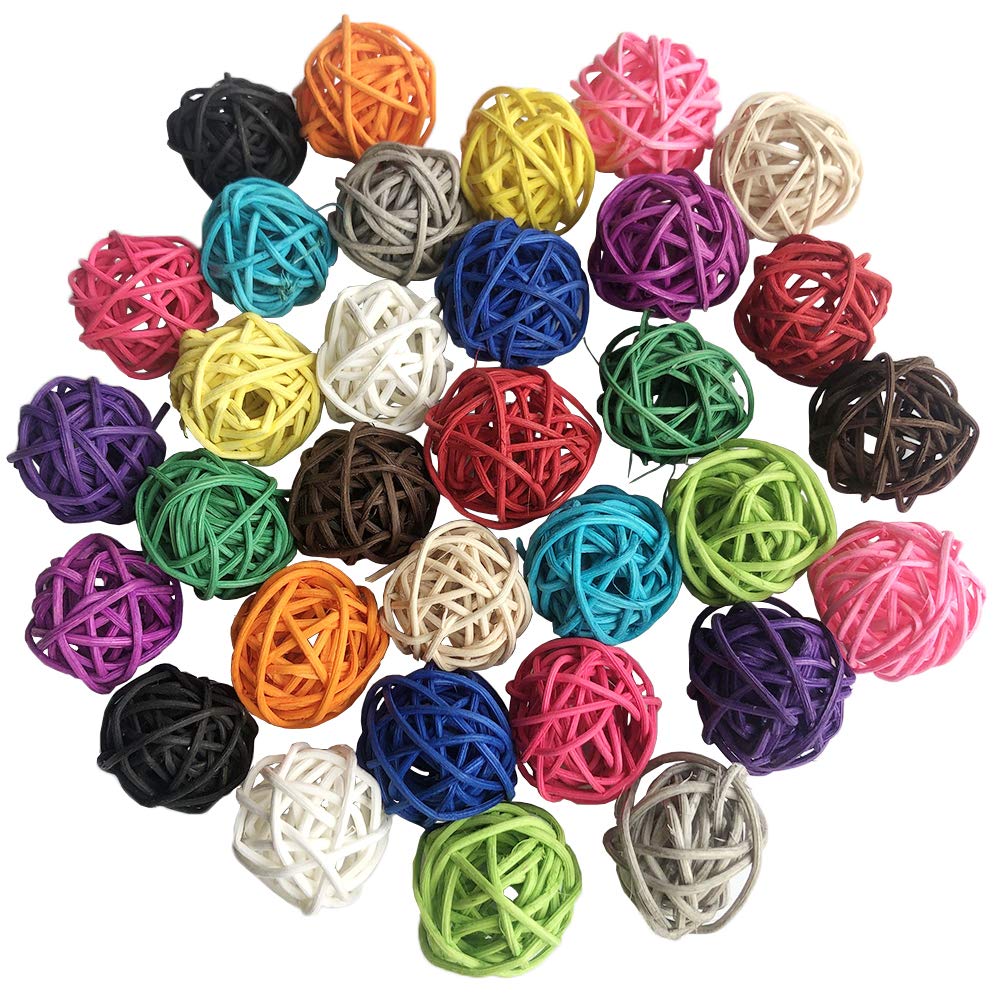 Boules rattan Benvo 3 cm en coloris vifs pour divertir les oiseaux.