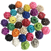 Boules rattan Benvo 3 cm en coloris vifs pour divertir les oiseaux.