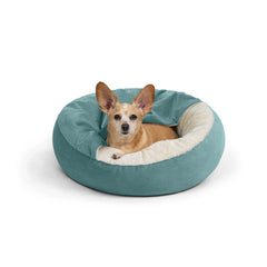 Best Friends by Sheri Cozy Cuddler Ilan: lit-chat-chien avec couverture pour chaleur et sécurité.