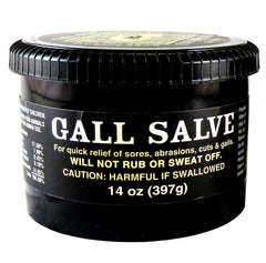 Application de Bickmore Gall Salve sur l’épaule d’un cheval.