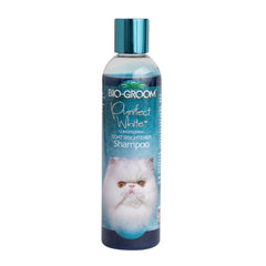 Bio-Groom Shampoing Chat Blanc dans une bouteille, prêt pour le lavage en douceur.