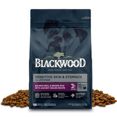 Nourriture Blackwood pour chien, peau sensible et estomac stable, présentation élégante de l'emballage.