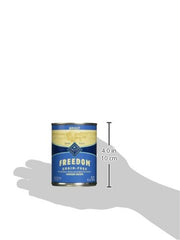 Blue Buffalo Freedom texture riche avec carottes et patates visibles.