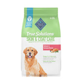 Blue Buffalo True Solutions Skin & Coat emballage avant, soin peau et pelage.