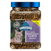 Blue Buffalo Wilderness Crunchy Cat Treats premier ingrédient poulet, goût savoureux pour chats.