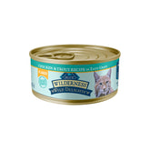 Blue Buffalo Wilderness montre des flocons de poulet et de truite dans une sauce savoureuse.