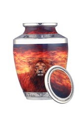 BOLD & DIVINE Urne Lion: détail gravure, met en valeur la mémoire avec raffinement.