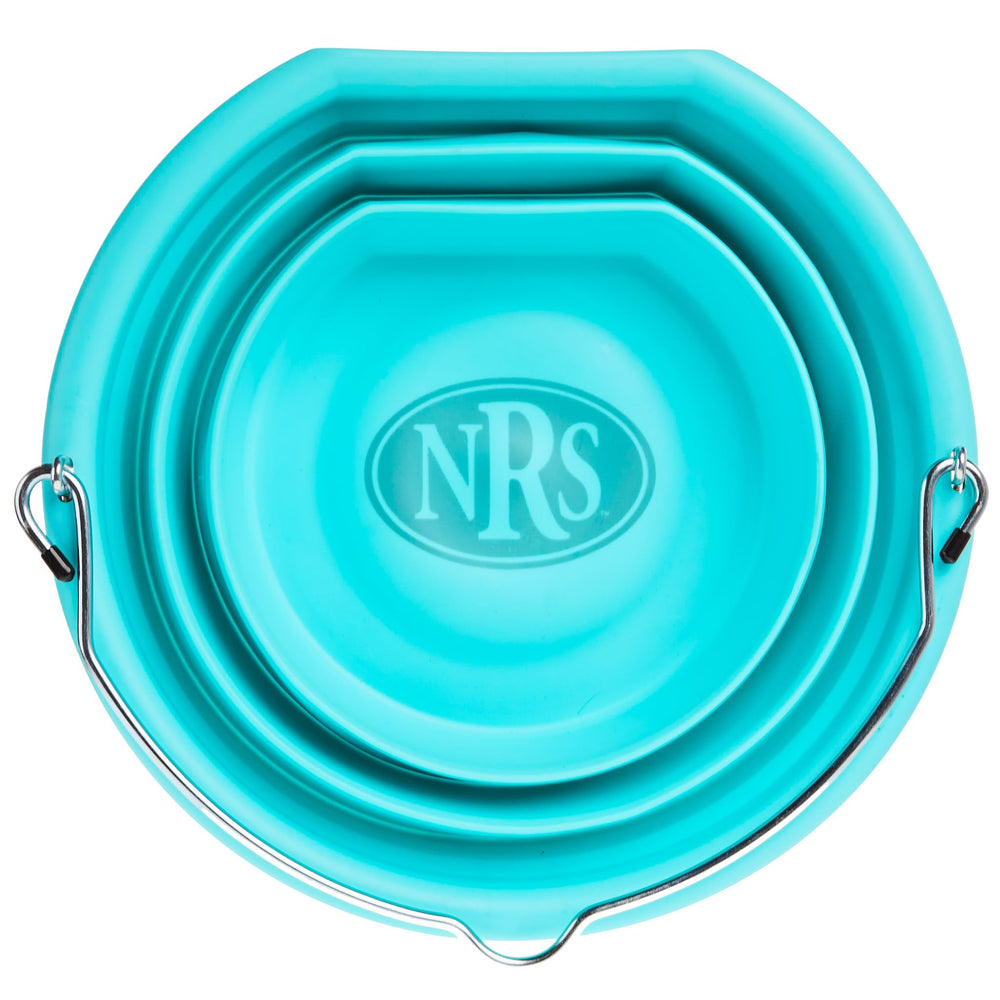 Boss Bucket turquoise se replie facilement pour gagner de l'espace.