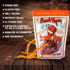 Chien savourant Sams Yams Bichon Fries, goût naturel apprécié.