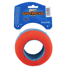 Chuckit Amphibious Roller doux sur les dents lors du jeu.
