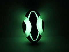 Chuckit! Max Glow Fumble Fetch flotte sur l'eau, parfait pour jeux aquatiques.