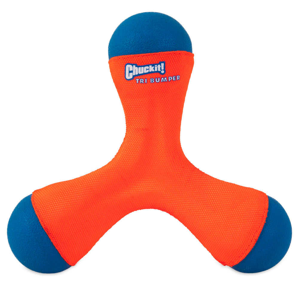 Chuckit Tri-Bumper en action, focus lancer, récupération rapide.