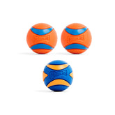 La balle Chuckit Ultra, durable et flottante pour sessions sur terre et eau.