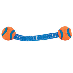 Chuckit! Ultra Duo Tug balle bleu et orange, facile à voir dans l'herbe.