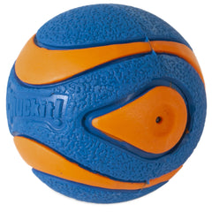 Chuckit! Ultra Squeaker Ball adaptée à l’eau et aux jeux nautiques.