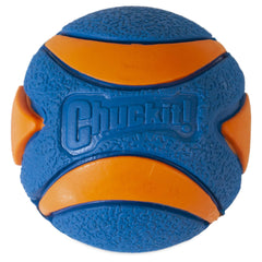 Chuckit! Ultra Squeaker Ball avec sifflement intégré pour plus d’amusement.