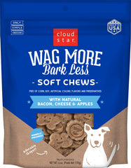 Paquet Wag More Bark Less Cloud Star: friandises molles bacon-cheddar-pommes prêtes à être offertes.