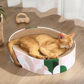 Conlun chat utilisant le grattoir-carton ovale pour griffage et jeu intérieur.