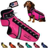 CoyoteVest SpikeVest pour petit chien rose, protection légère et visibilité renforcée.