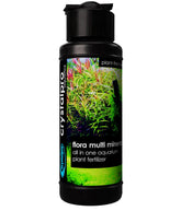 Bouteille Crystalpro Flora Minéraux Multiples en cours de versement pour nourrir les plantes