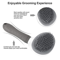 Depets brosse slicker gris en main offre un massage apaisant lors du brossage.