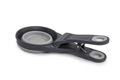 Dexas KlipScoop scelle le sac pour garder les croquettes fraîches.