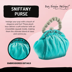 Dog Diggin Designs Sniffany Co détail de la poignée et de la garniture sur la peluche.