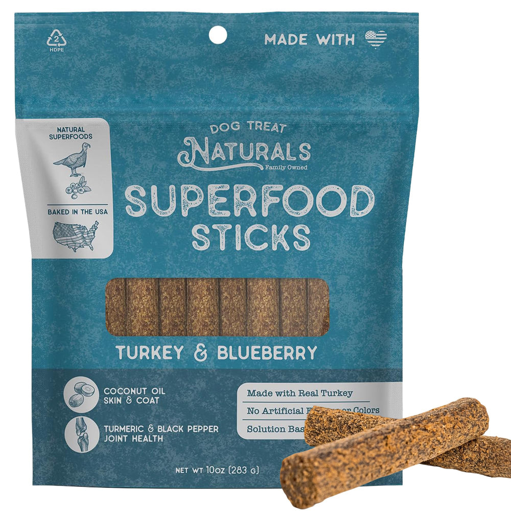 Dog Treat Naturals Superfood Sticks dinde-myrtille dans un sac pratique pour récompenser lors de l'entraînement.