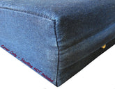Housse externe Dogbed4less en jean bleu, lavable et résistante.