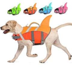 Doglay gilet chien avec nageoire requin, visibilité accrue en eau.