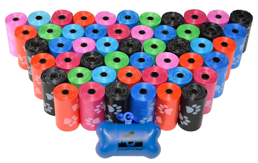 Distributeur Downtown Pet Supply avec sacs caca arc-en-ciel et motifs pattes, pratique lors des balades.