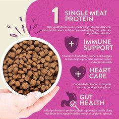 Bol d’alimentation Earthborn Meadow Feast montrant les croquettes prêtes à servir.