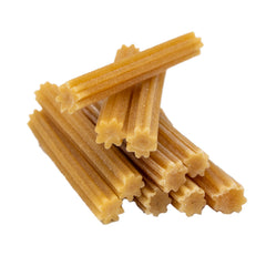 Texture douce des churros au bacon EcoKind, adaptée a tous les chiens.