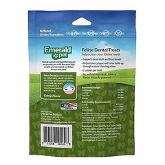 Chat avec haleine plus fraîche possiblement due à l’ingrédient actif naturel d’Emerald Pet.