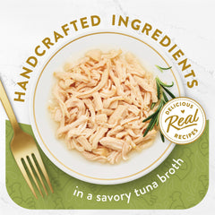 Fancy Feast Apéritifs révèle des morceaux poulet blanc tendres, idéaux comme topping.